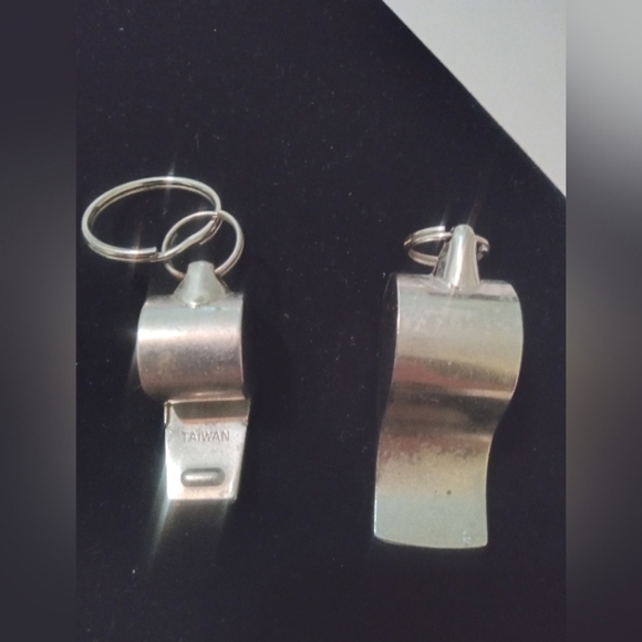 2 VINTAGE WHISTLES Koria Made In Japan & Whistle Alert Taiwan Read Description - Picture 6 of 7